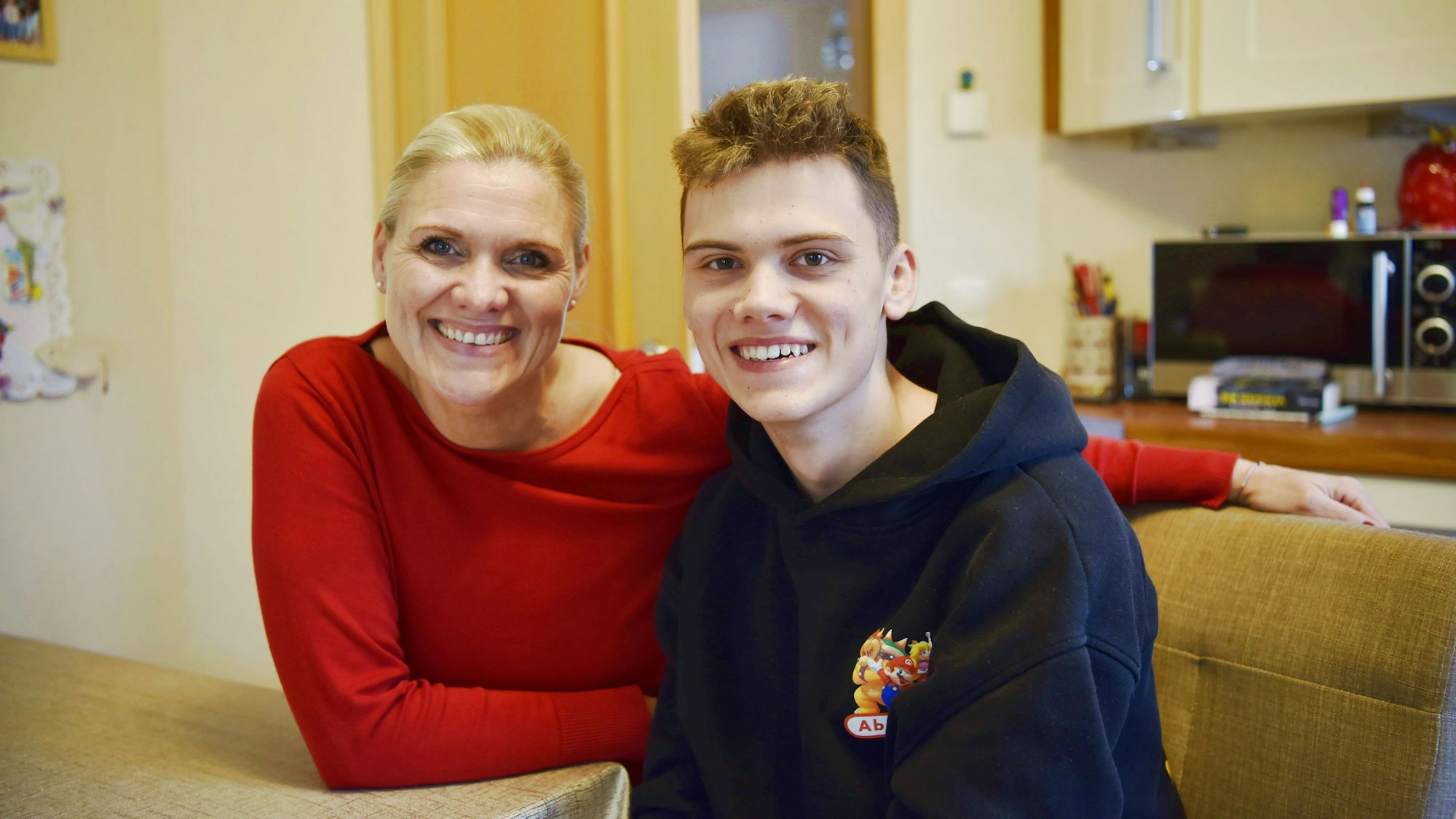 Katja und Noel Dederichs sitzen in einer Küche.