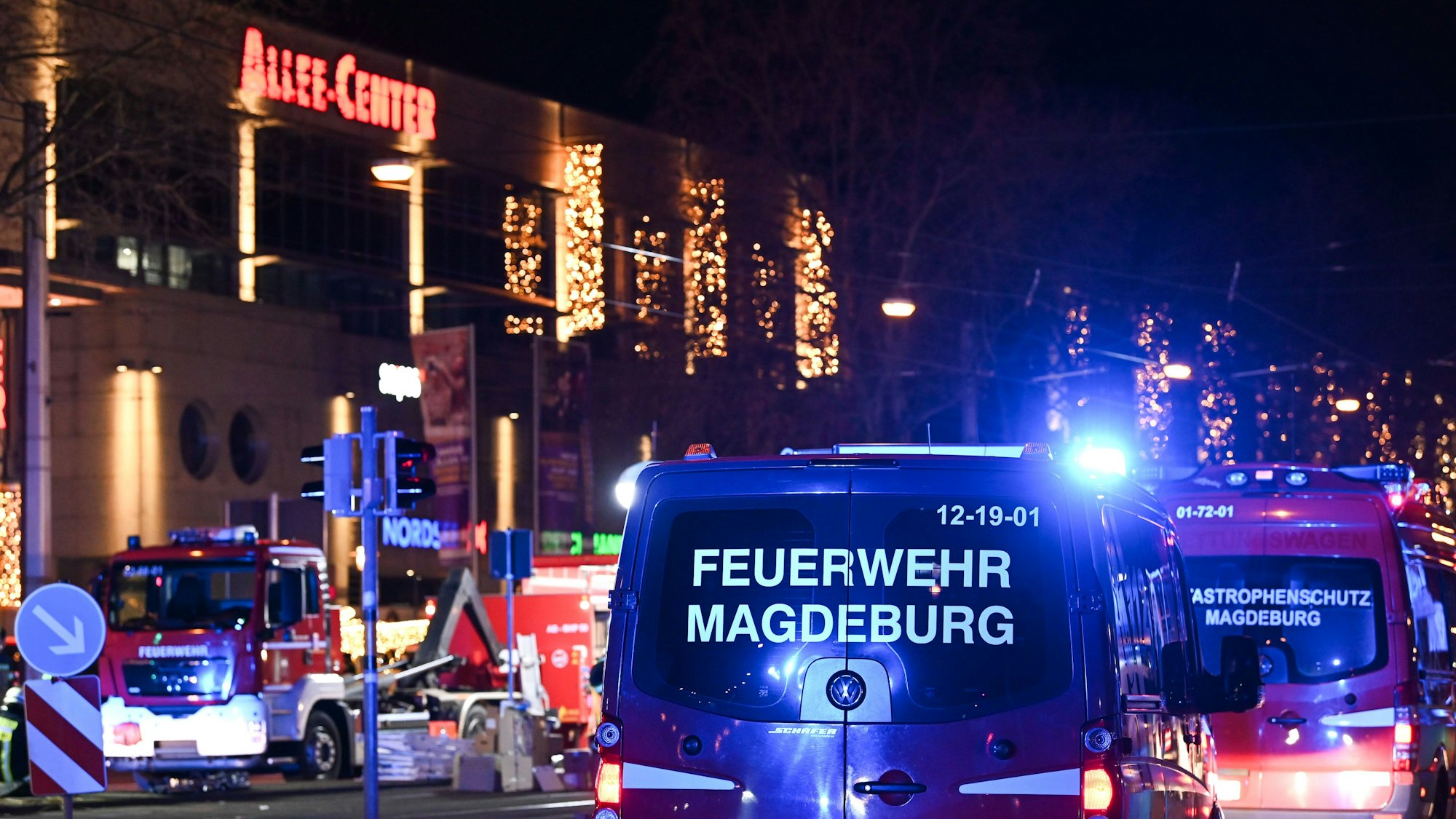 Ein Einsatzfahrzeug der Feuerwehr Magdeburg steht vor dem Allee-Center. Am Freitagabend war ein Autofahrer in eine Menschenmenge auf dem Weihnachtsmarkt gefahren. Der Tatverdächtige war Jahre zuvor in Mecklenburg-Vorpommern schon mit Gewaltandrohungen aufgefallen.