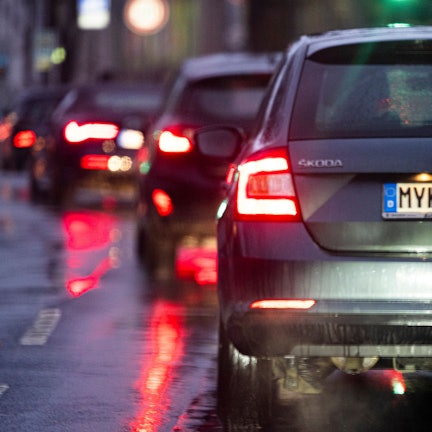 Autos in einer Schlange.