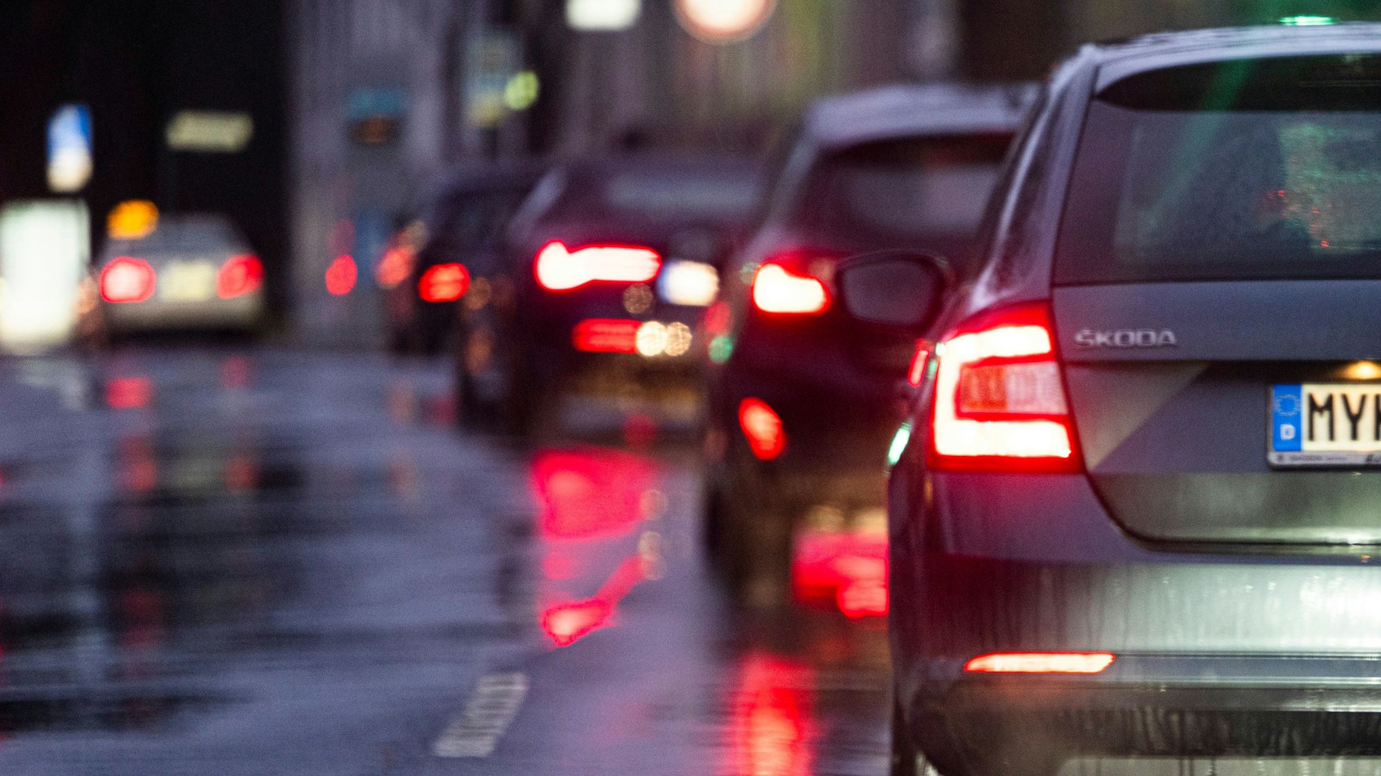 Autos in einer Schlange.