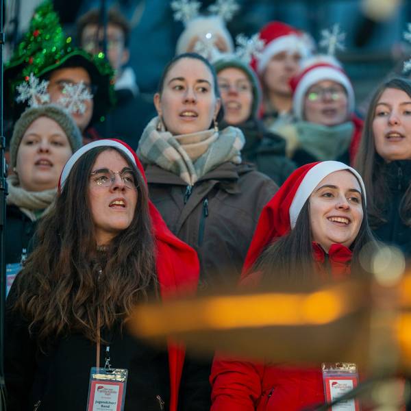 23.12.2024, Köln: Die Mitsing-Veranstaltung „Loss mer Weihnachtsleeder singe“ begeistert im Rhein-Energie-Stadion. Foto: Uwe Weiser