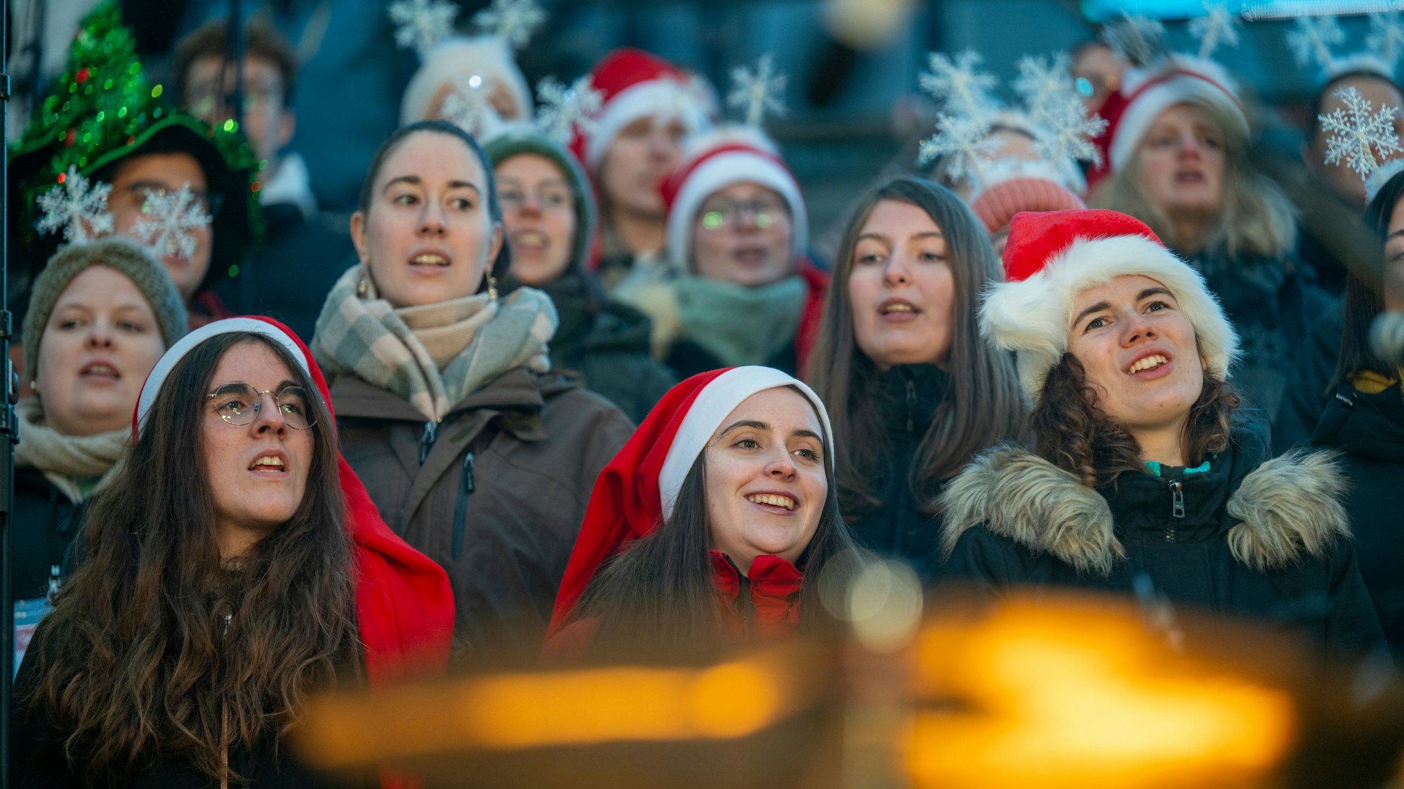 23.12.2024, Köln: Die Mitsing-Veranstaltung „Loss mer Weihnachtsleeder singe“ begeistert im Rhein-Energie-Stadion. Foto: Uwe Weiser