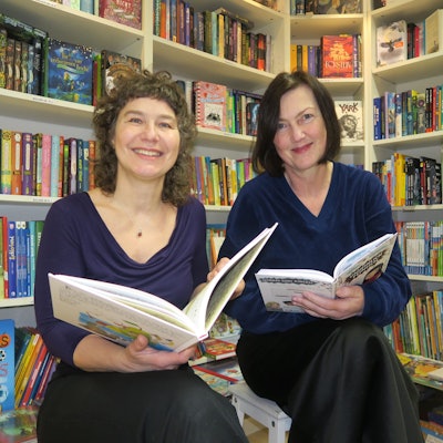 Die Übergabe ist in vollem Gange: Sabine Klare-Baltzer und Ina Raki (v.l.) sprechen noch die letzten Feinheiten ab.