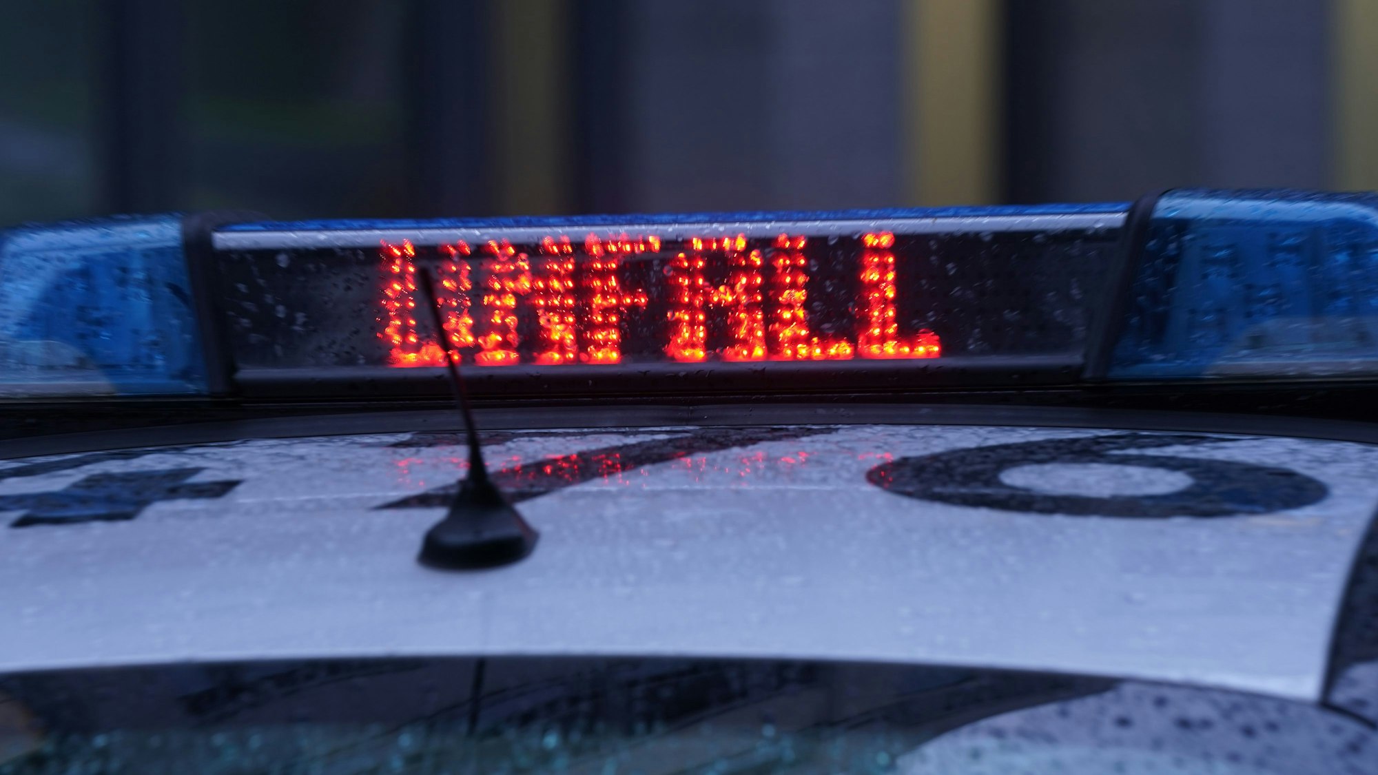 Der Schriftzug „Unfall“ ist neben dem Blaulicht auf dem Dach eines Polizeiautos zu lesen.