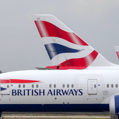 ARCHIV - 09.09.2019, Großbritannien, Longford: ILLUSTRATION - Maschinen von British Airways stehen an einem Flughafen. (zu dpa: «Außerplanmäßige Landung für British-Airways-Maschine in Venedig») Foto: ---/PA Wire/dpa +++ dpa-Bildfunk +++