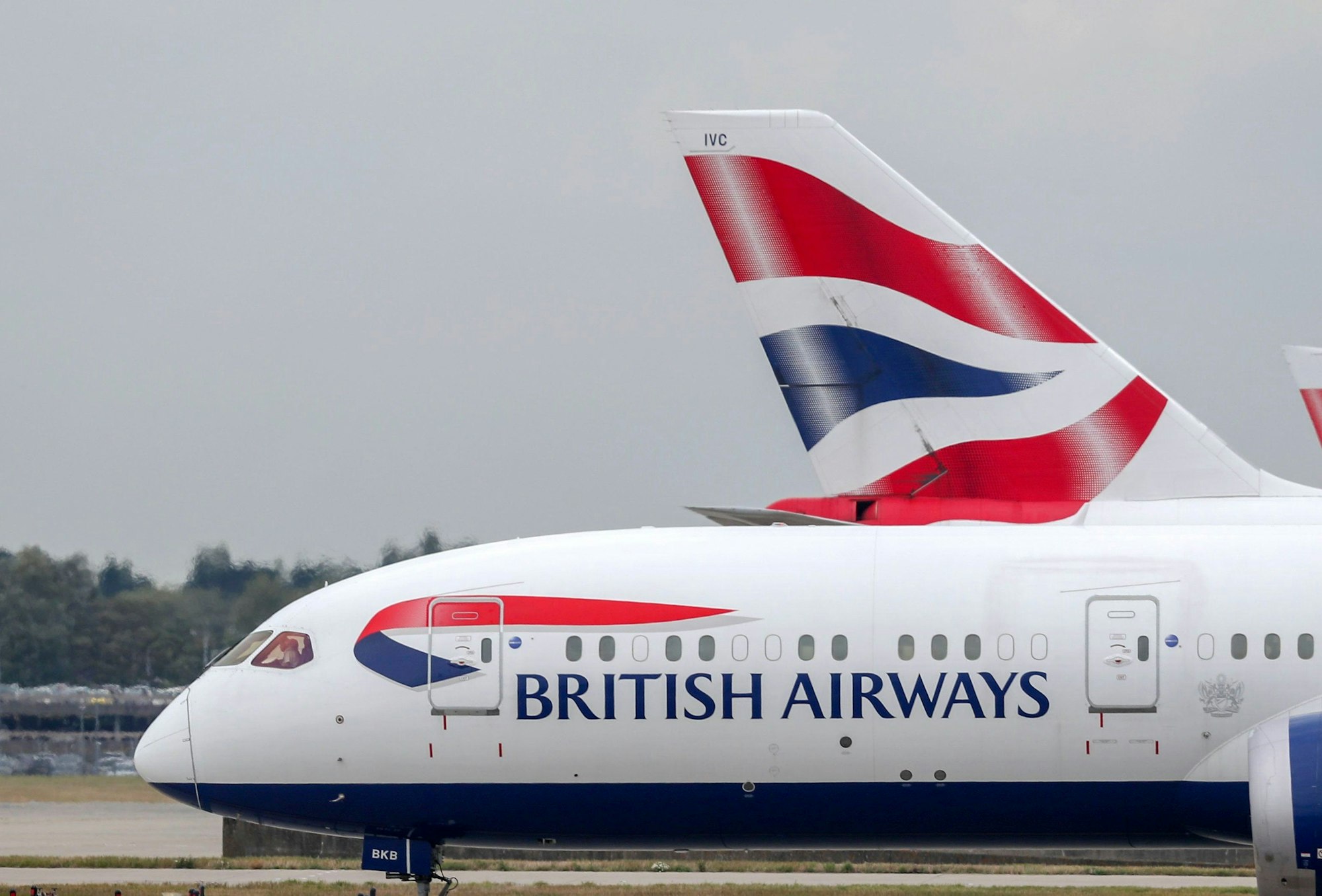 ARCHIV - 09.09.2019, Großbritannien, Longford: ILLUSTRATION - Maschinen von British Airways stehen an einem Flughafen. (zu dpa: «Außerplanmäßige Landung für British-Airways-Maschine in Venedig») Foto: ---/PA Wire/dpa +++ dpa-Bildfunk +++