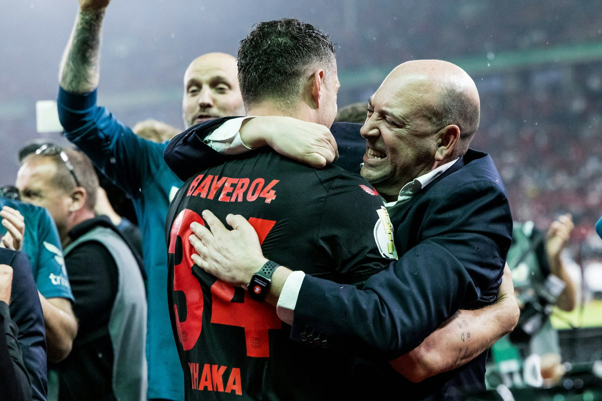 Fernando Carro mit Granit Xhaka nach dem gewonnenen Pokalfinale 2024 gegen den 1. FC Kaiserslautern.