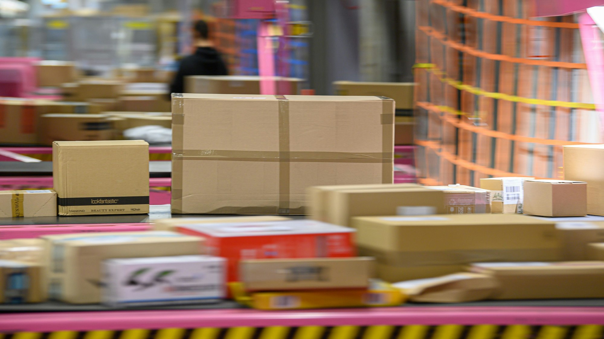 Pakete und Päckchen in einem Verteilzentrum.