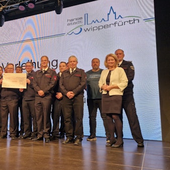 Das Foto zeigt eine Gruppe von Feuerwehrleuten bei der Preisübergabe.