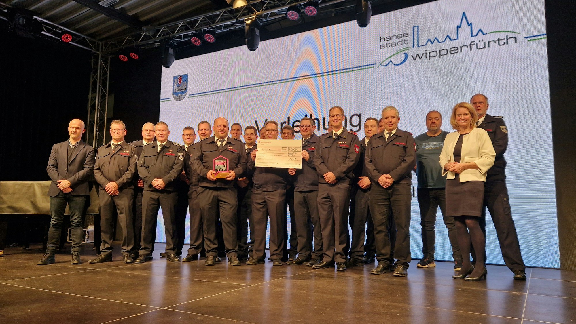 Das Foto zeigt eine Gruppe von Feuerwehrleuten bei der Preisübergabe.