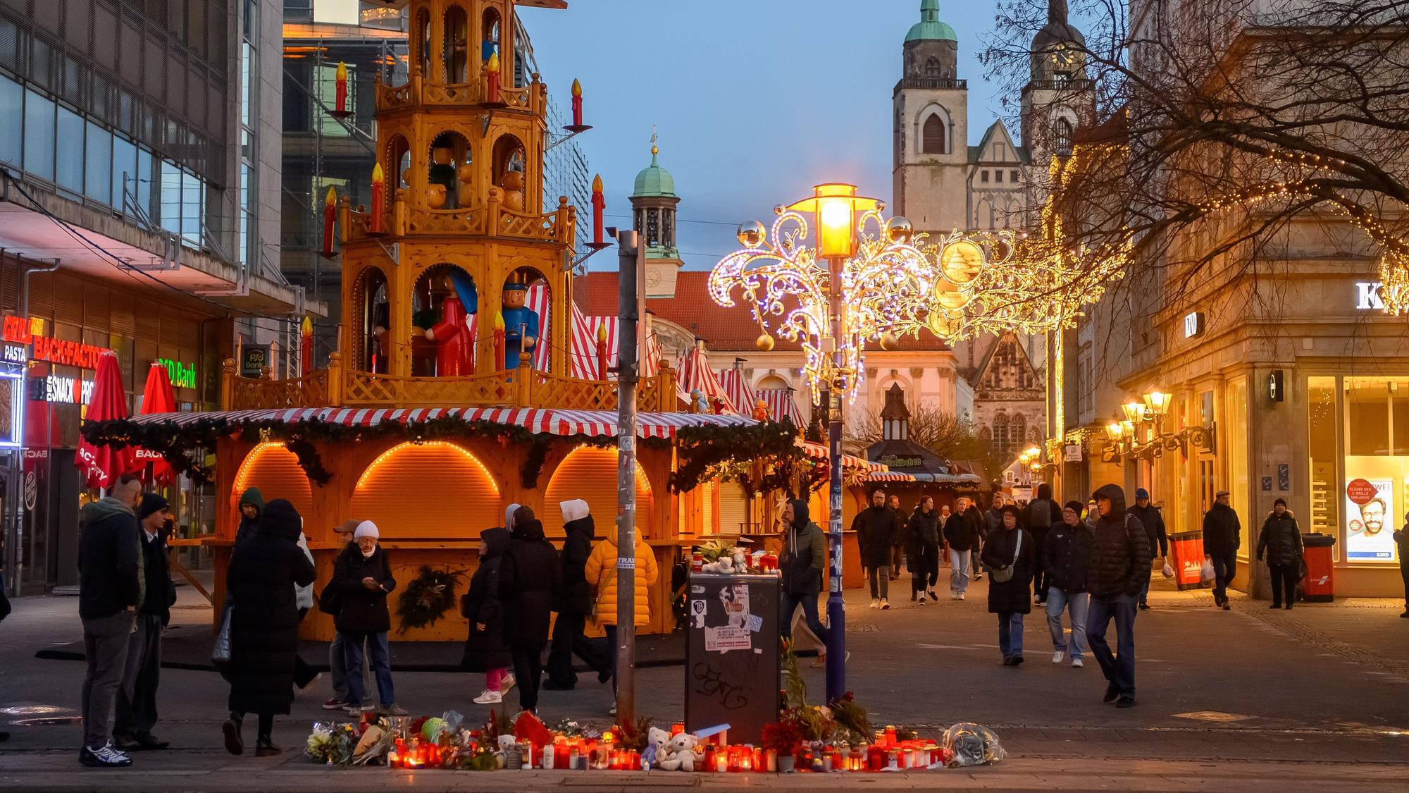 Nachdem ein Autofahrer am Freitagabend in eine Menschengruppe gefahren war, bleiben der Magdeburger Weihnachtsmarkt geschlossen.