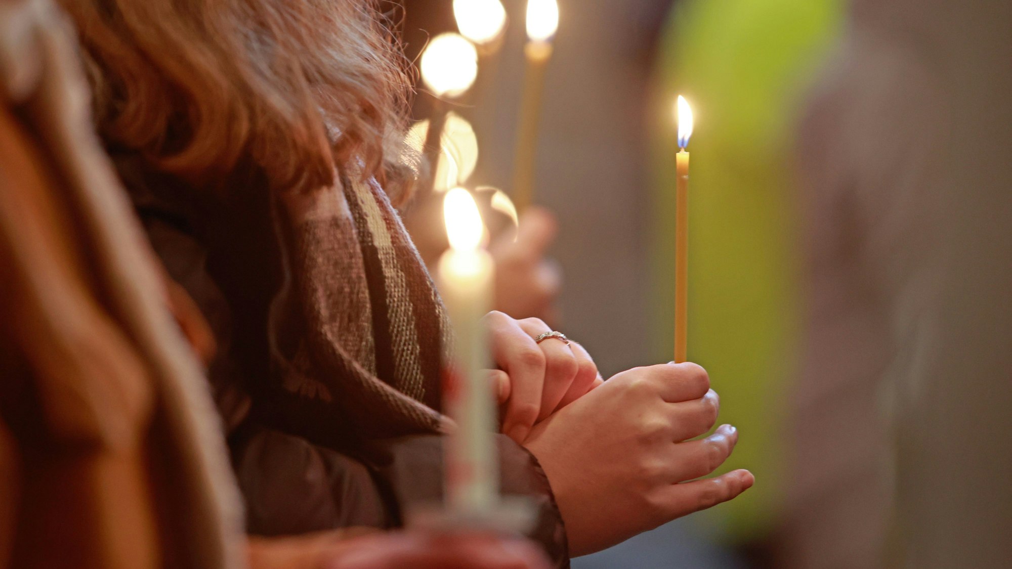 Teilnehmer eines ökumenischen Gottesdienstes halten im Dom St. Sixtus und St. Stephanus Kerzen, die das Friedenslicht aus Betlehem symbolisieren. Das Motto der Friedenslicht-Aktion in diesem Jahr lautet «Auf der Suche nach Frieden». Die Aktion Friedenslicht wurde 1986 vom österreichischen Rundfunk (ORF) ins Leben gerufen, um es an «alle Menschen guten Willens» zu verteilen. Seitdem entzündet jedes Jahr ein Kind die Flamme in der Geburtsgrotte Jesu in Bethlehem. +++ dpa-Bildfunk +++