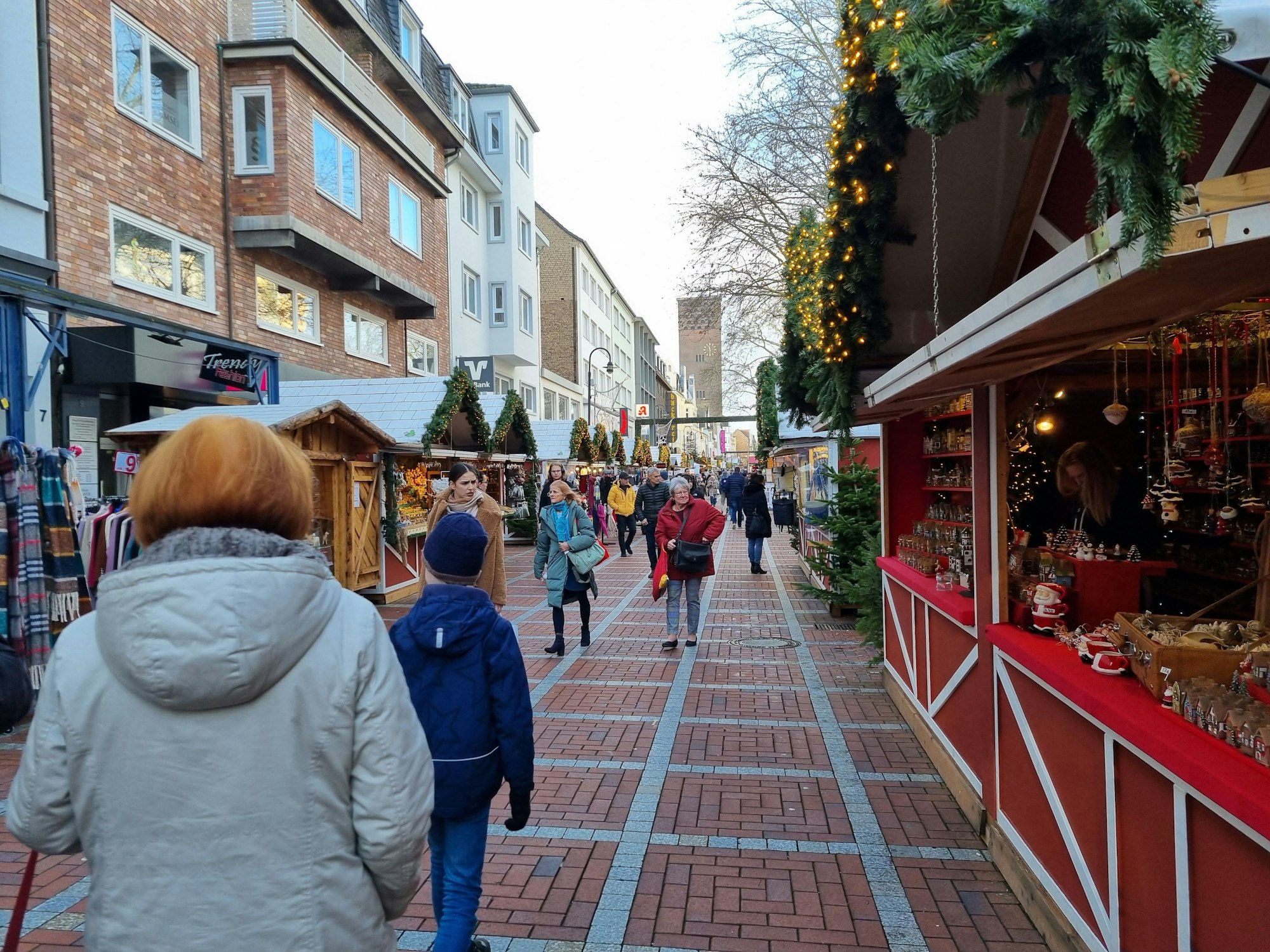 Der Christkindchenmarkt Leverkusen-Wiesdorf am Montag nach dem Anschlag in Magdeburg.