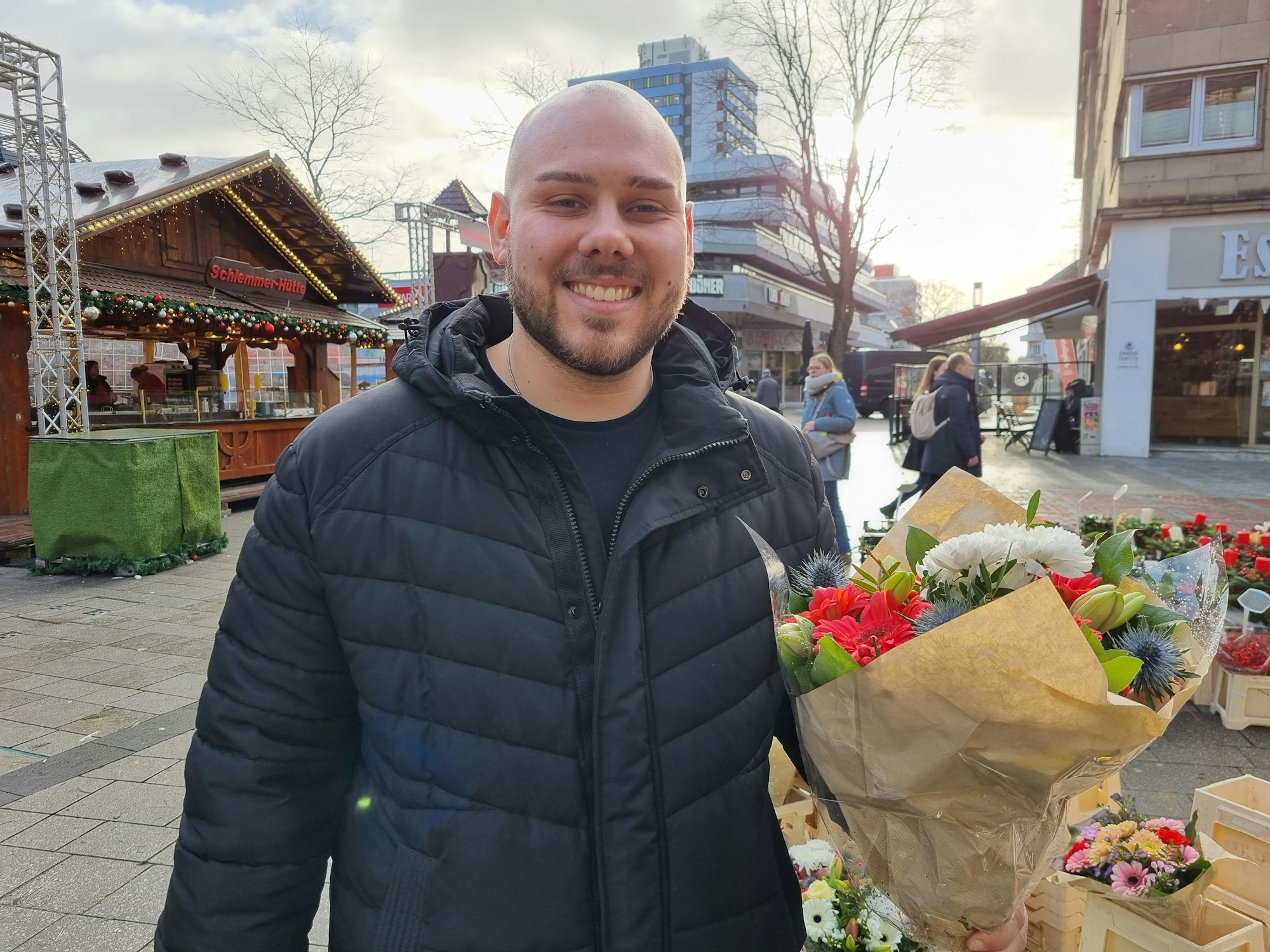Christkindchenmarkt Leverkusen-Wiesdorf 23.12.2024 Am Montag nach dem Anschlag in Magdeburg Oliver Bayer aus Köln