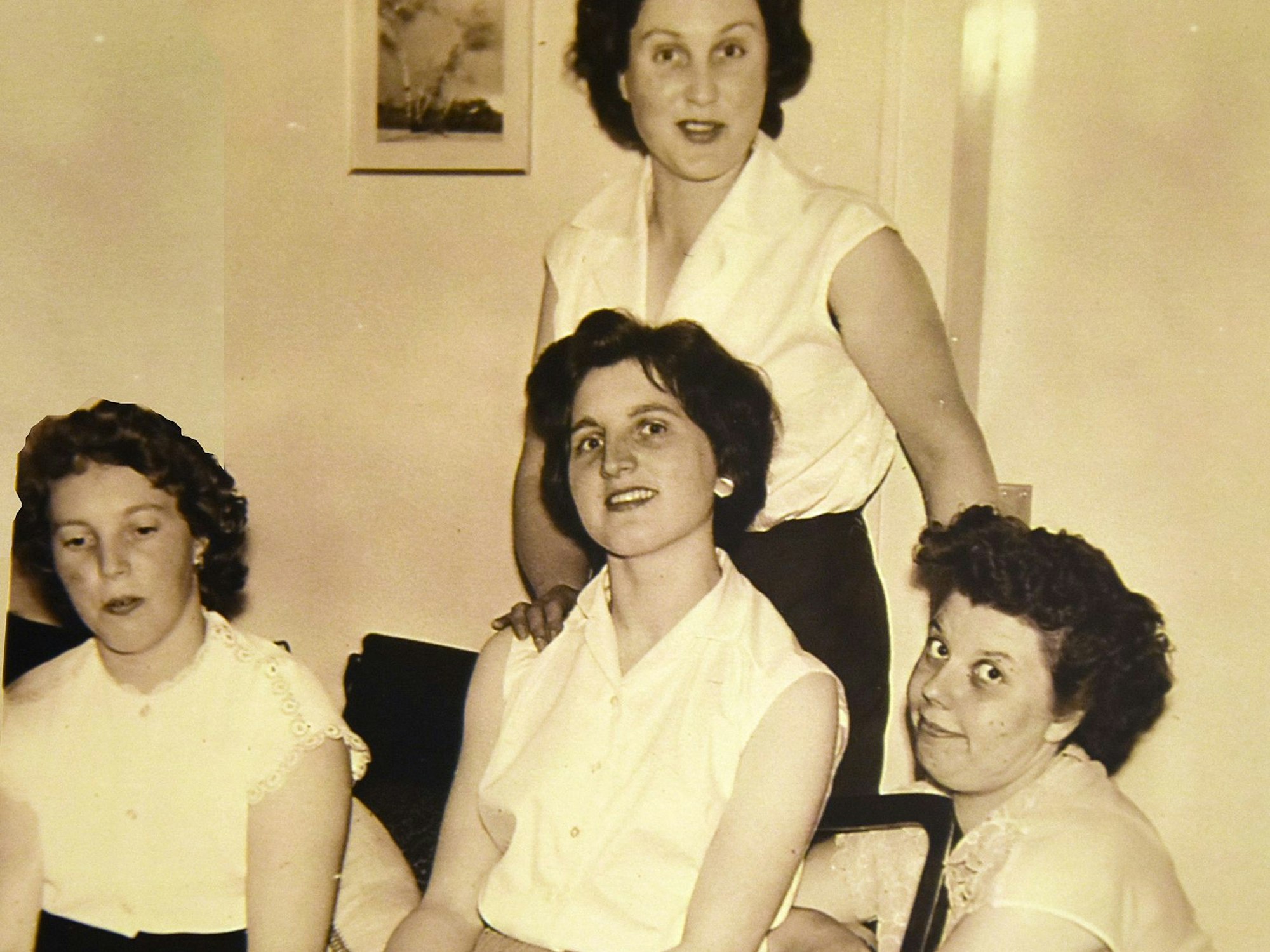 Das Foto unten zeigt sie stehend mit ihren beiden Schwestern und einer Schwägerin.