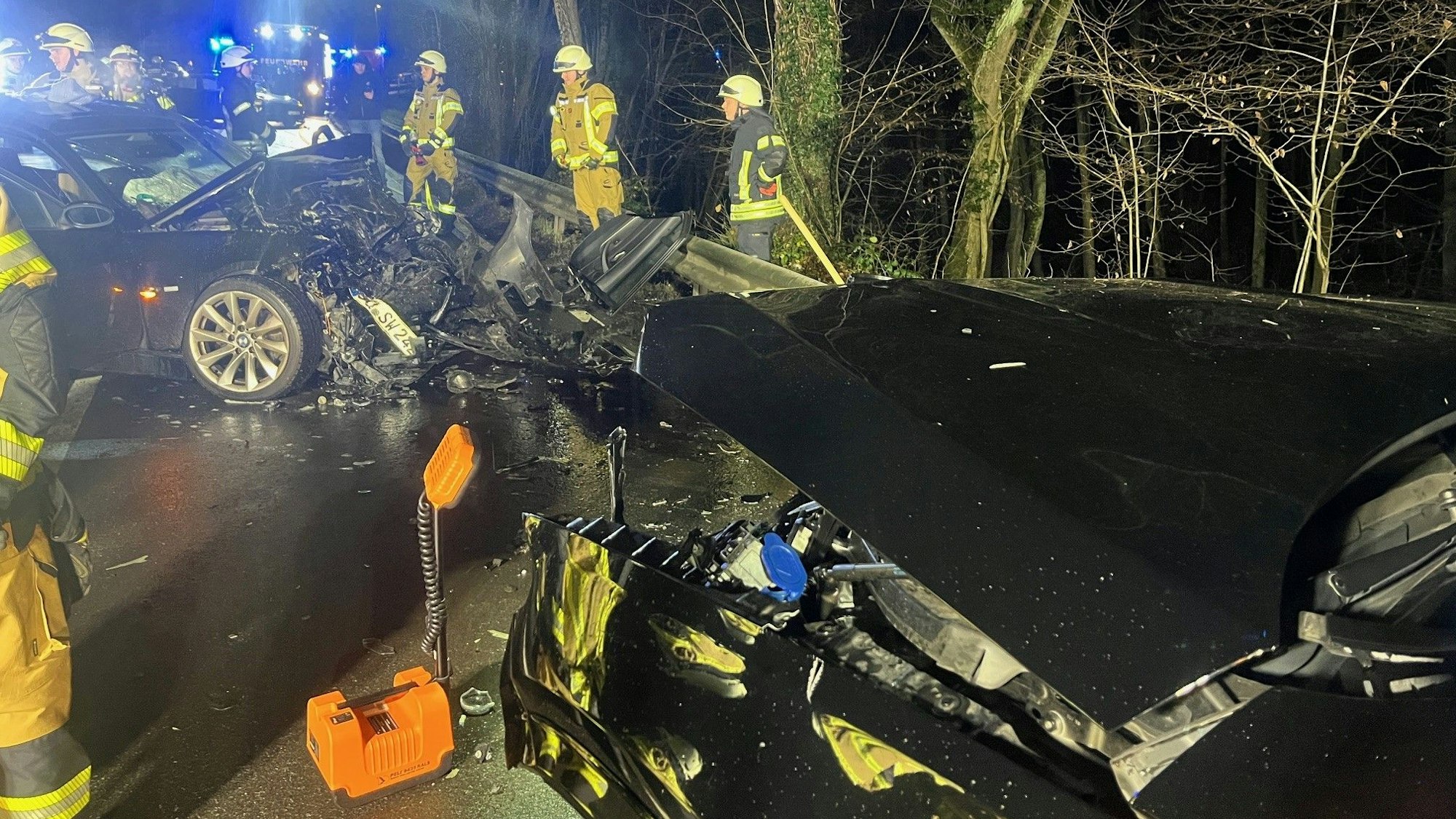 Schwerer Unfall zwischen mehreren Fahrzeugen auf der B507 in Neunkirchen-Seelscheid-Pohlhausen. Sieben Menschen wurden verletzt, die B507 zwischen B56 und L198 voll gesperrt.