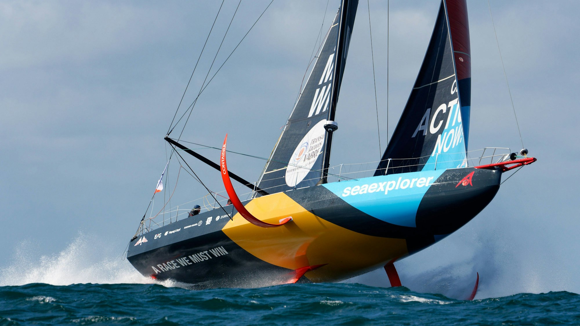 Bei hohen Geschwindigkeiten heben die Foils den Rumpf der Malizia-Seaexplorer aus dem Wasser.