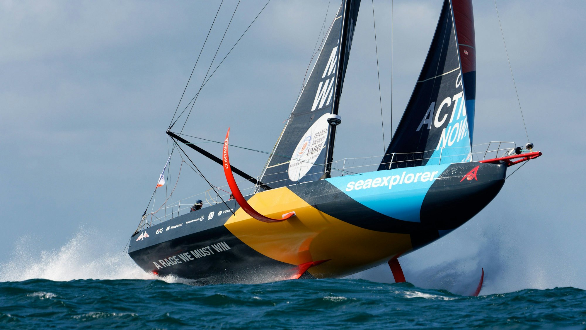 Boris Herrmann mit der Malizia-SeaExplorer auf dem Meer.