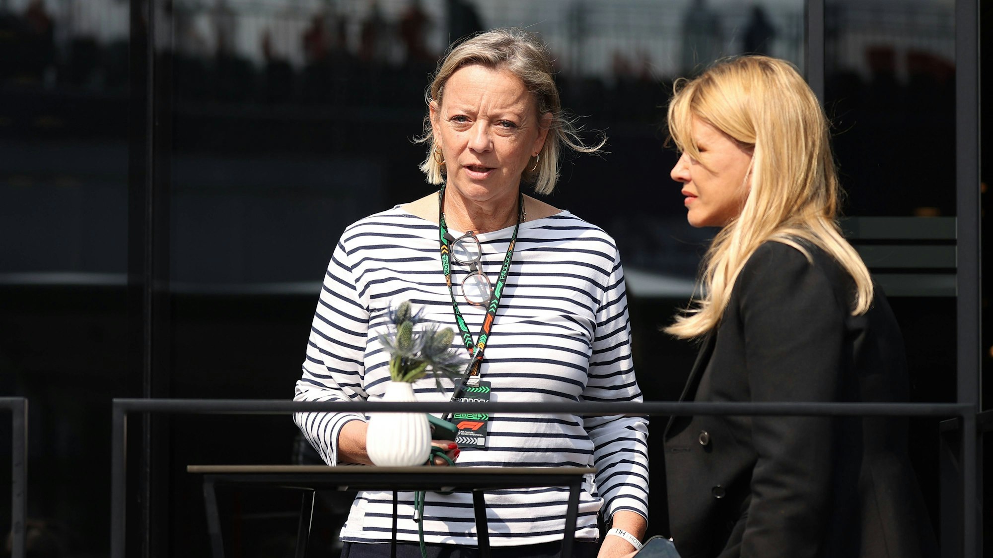Sabine Kehm und Corinna Schumacher, Ehefrau von Michael Schumacher, unterhalten sich.
