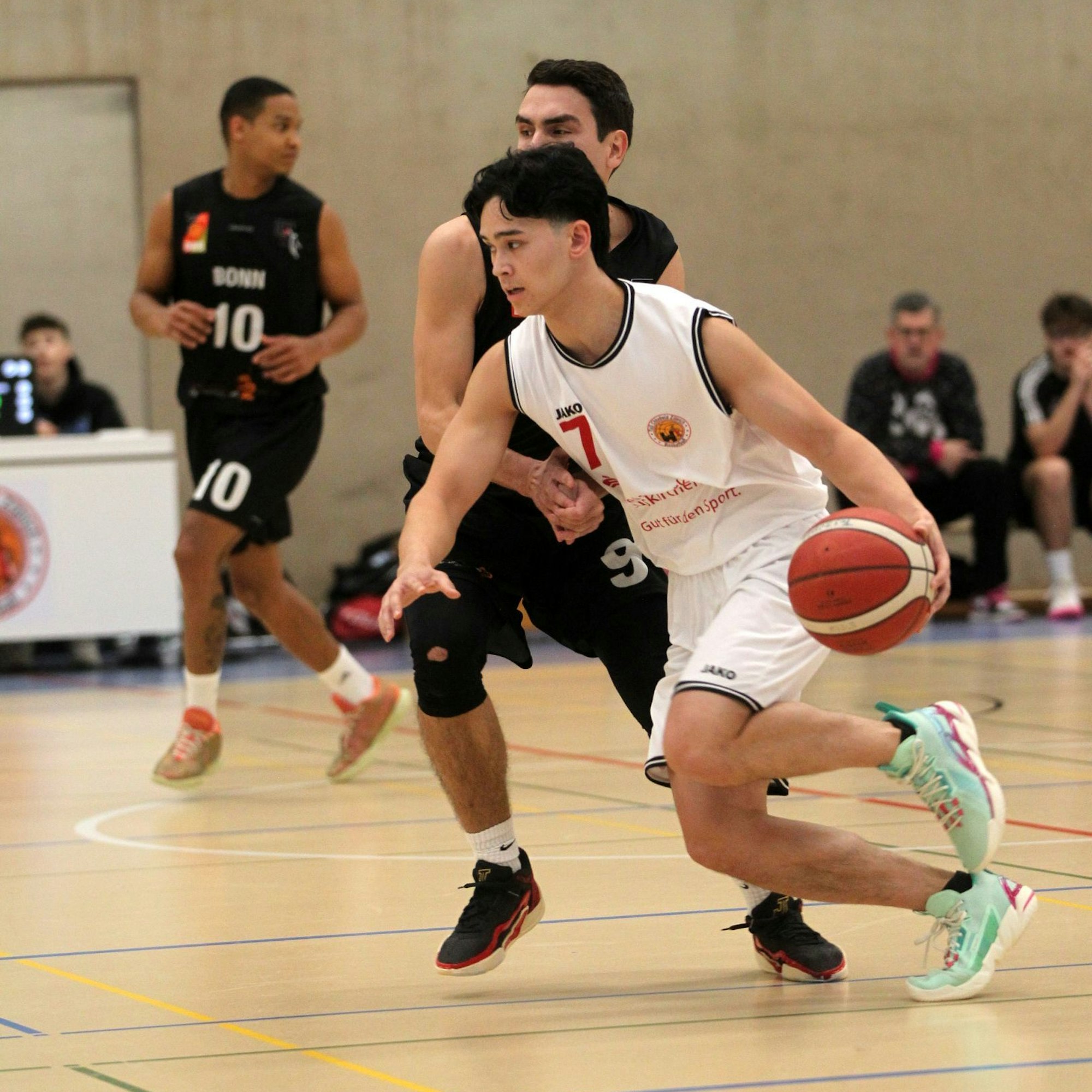 Zülpichs Spieler Hanno Capitain dribbelt mit dem Ball an einem Gegenspieler vorbei.