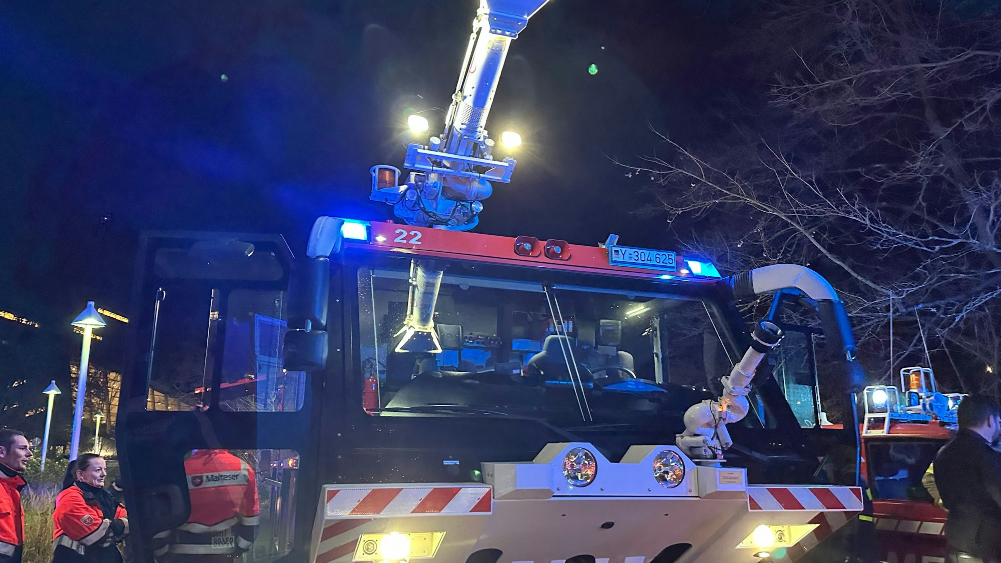 Bei der Blue Light Night an der Asklepios Kinderklinik war auch ein Löschfahrzeug der Feuerwehr der Bundeswehr vom Flughafen Köln-Bonn mit dabei.