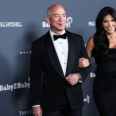 Jeff Bezos und Lauren Sánchez auf dem roten Teppich.