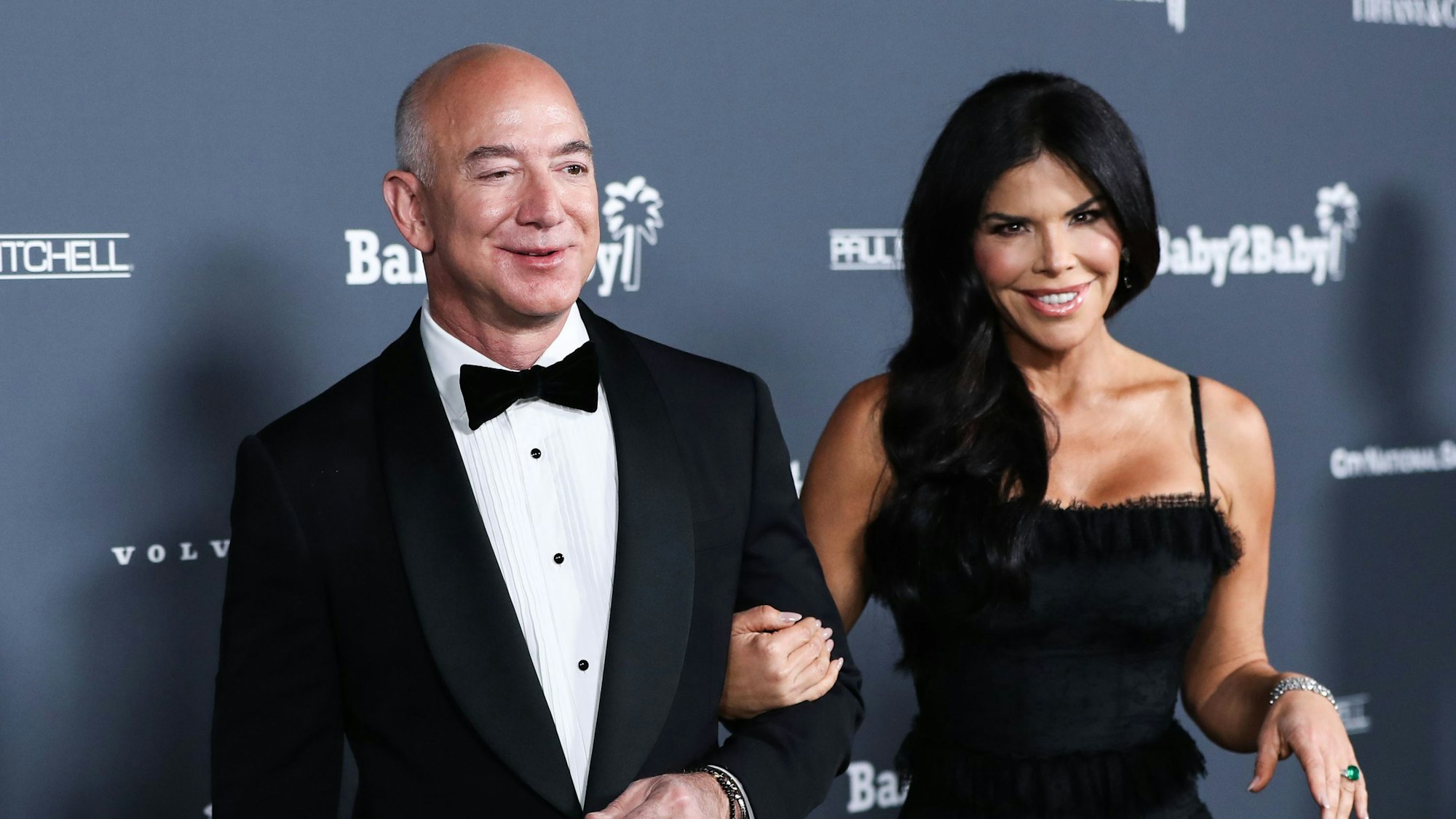Jeff Bezos und Lauren Sánchez auf dem roten Teppich.