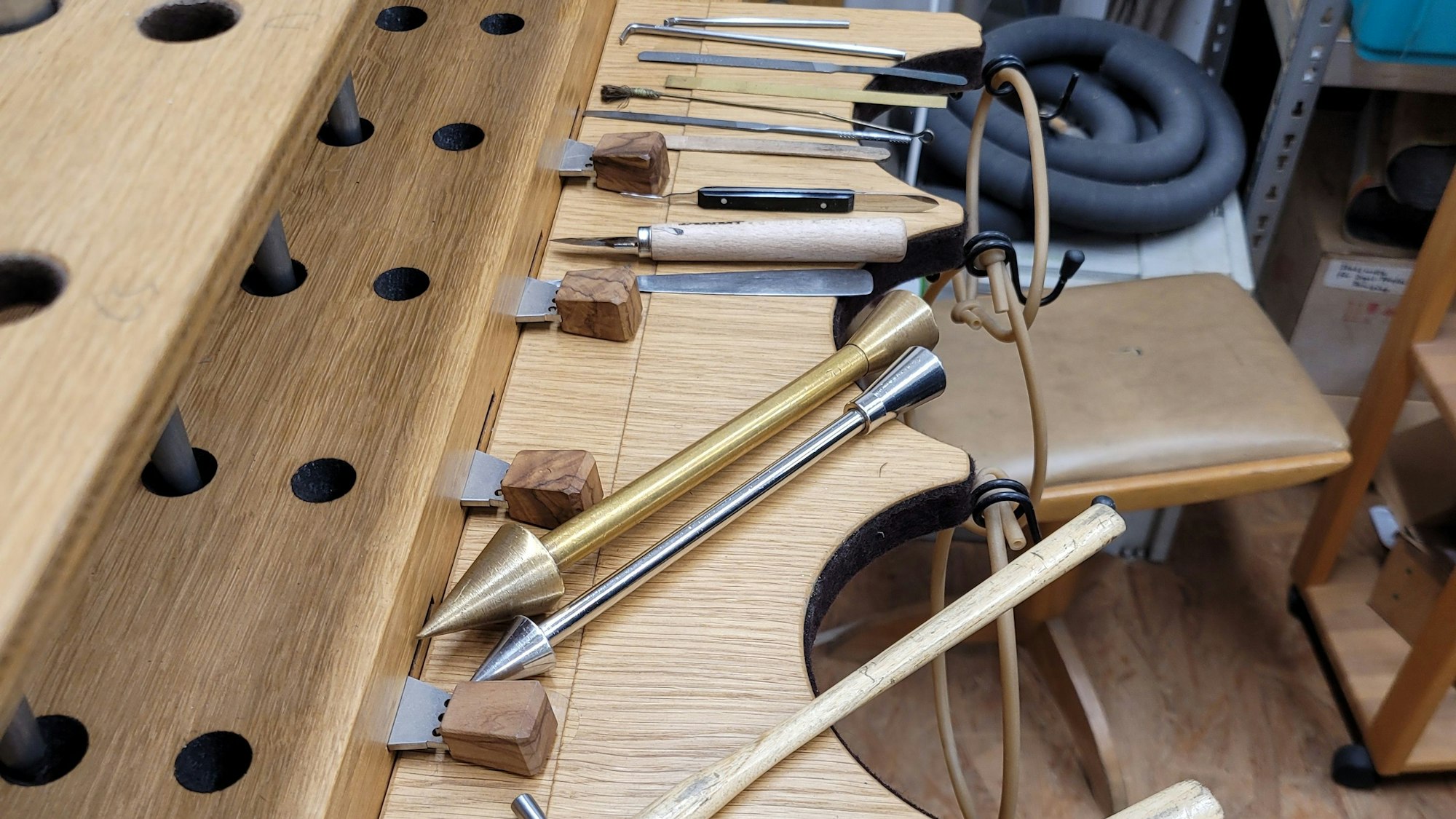 Werkzeuge liegen auf einer Holzfläche.