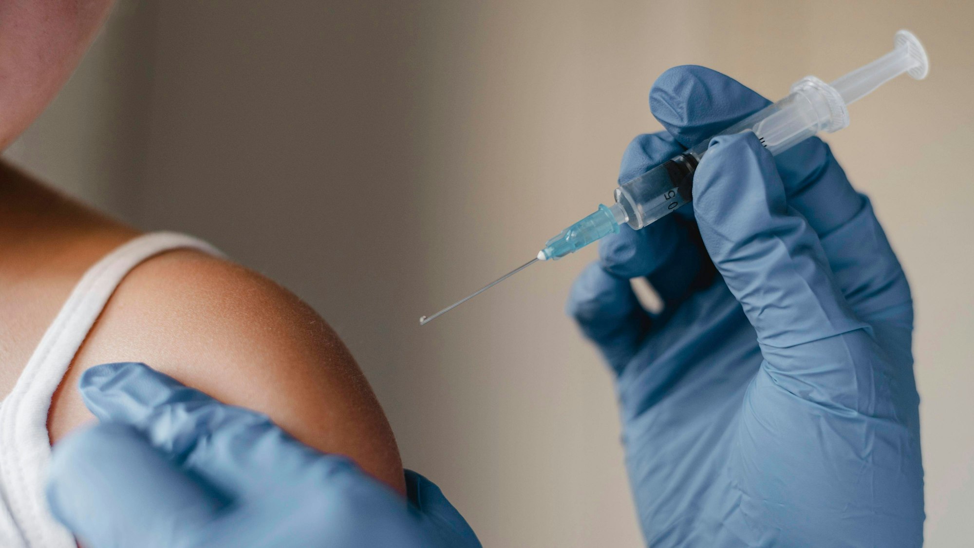 Einem Kind wird eine Spritze verabreicht.