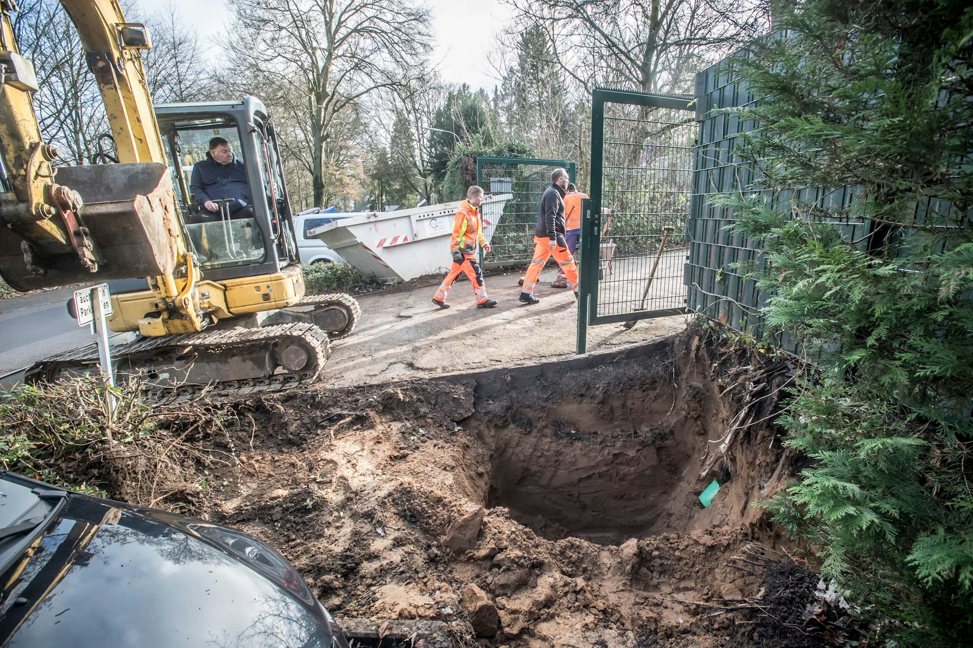 Am Friesenweg auf dem Hof des Grünflächenamts ist Benzin ausgelaufen. Vor dem Tor wurde belastete Erde ausgekoffert. Foto: Ralf Krieger