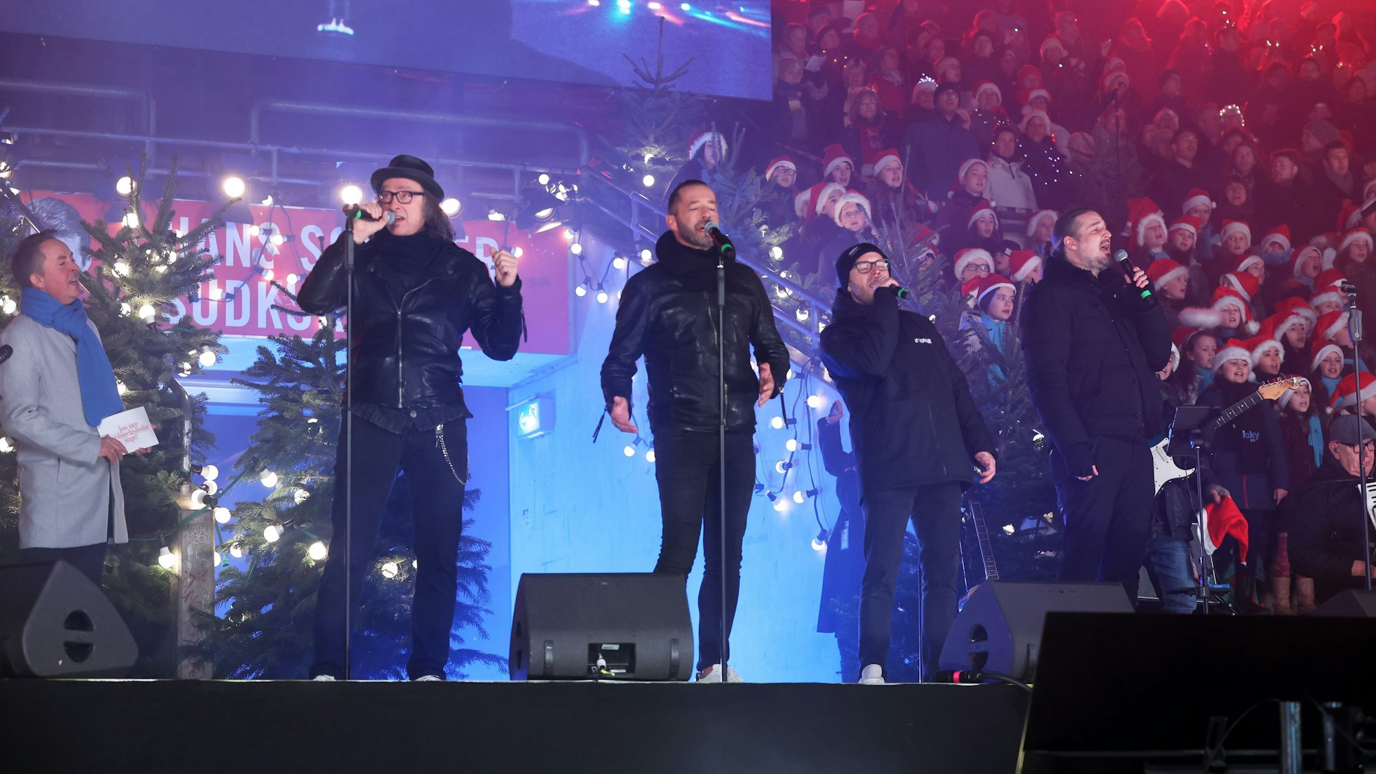 23.12.2024
Köln:
Mitsingkonzert
Loss mer Weihnachtsleeder singe im Rheinenergie Stadion
Die Räuber
Foto: Martina Goyert