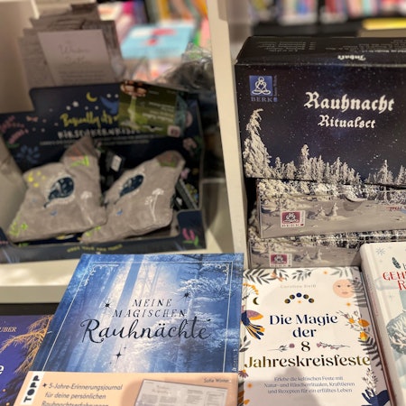 In den Buchhandlungen stapelt sich die Rauhnächte-Titel.