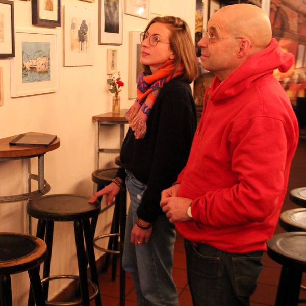 Kuratorin Carla Hartmann und Künstler Stefan Nicolas Vollmer begutachten ihre Ausstellung.
