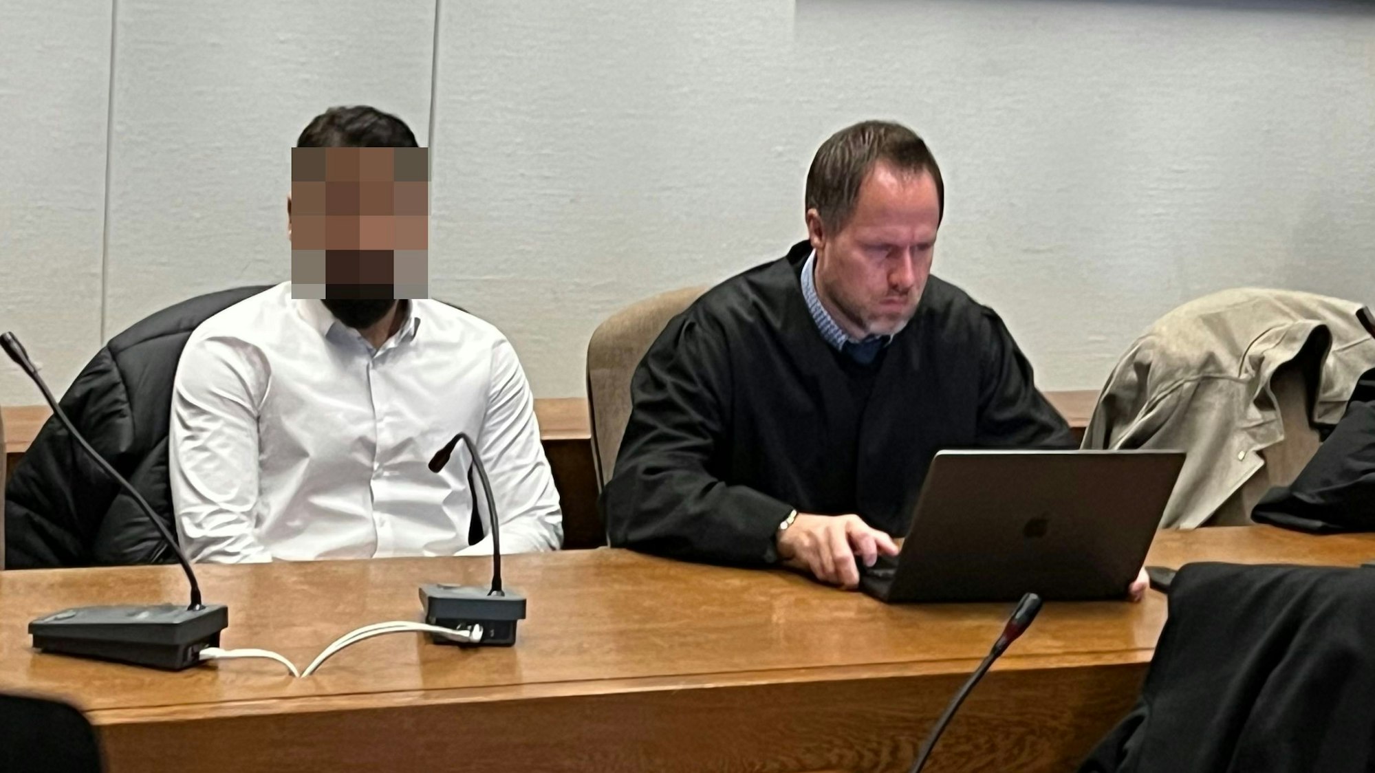 Der Angeklagte Ahmet Y. (27) mit seinem Verteidiger Ingmar Rosentreter im Landgericht Köln