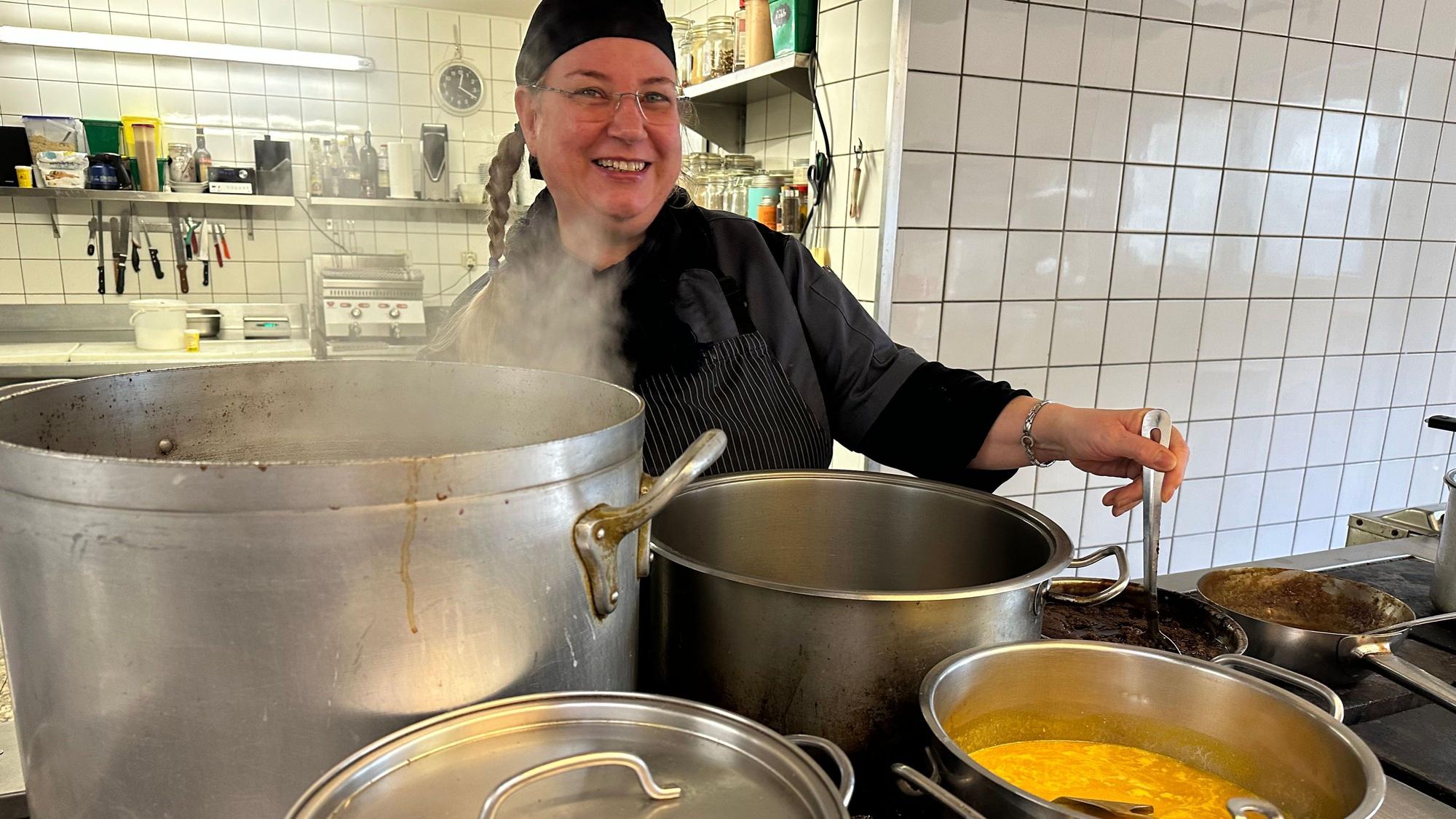 30 Stunden köchelt die Soße, damit sie die optimale Konsistenz und den Geschmack hat. Sabine Rogawski in der Küche vom Gasthof Röttgen.