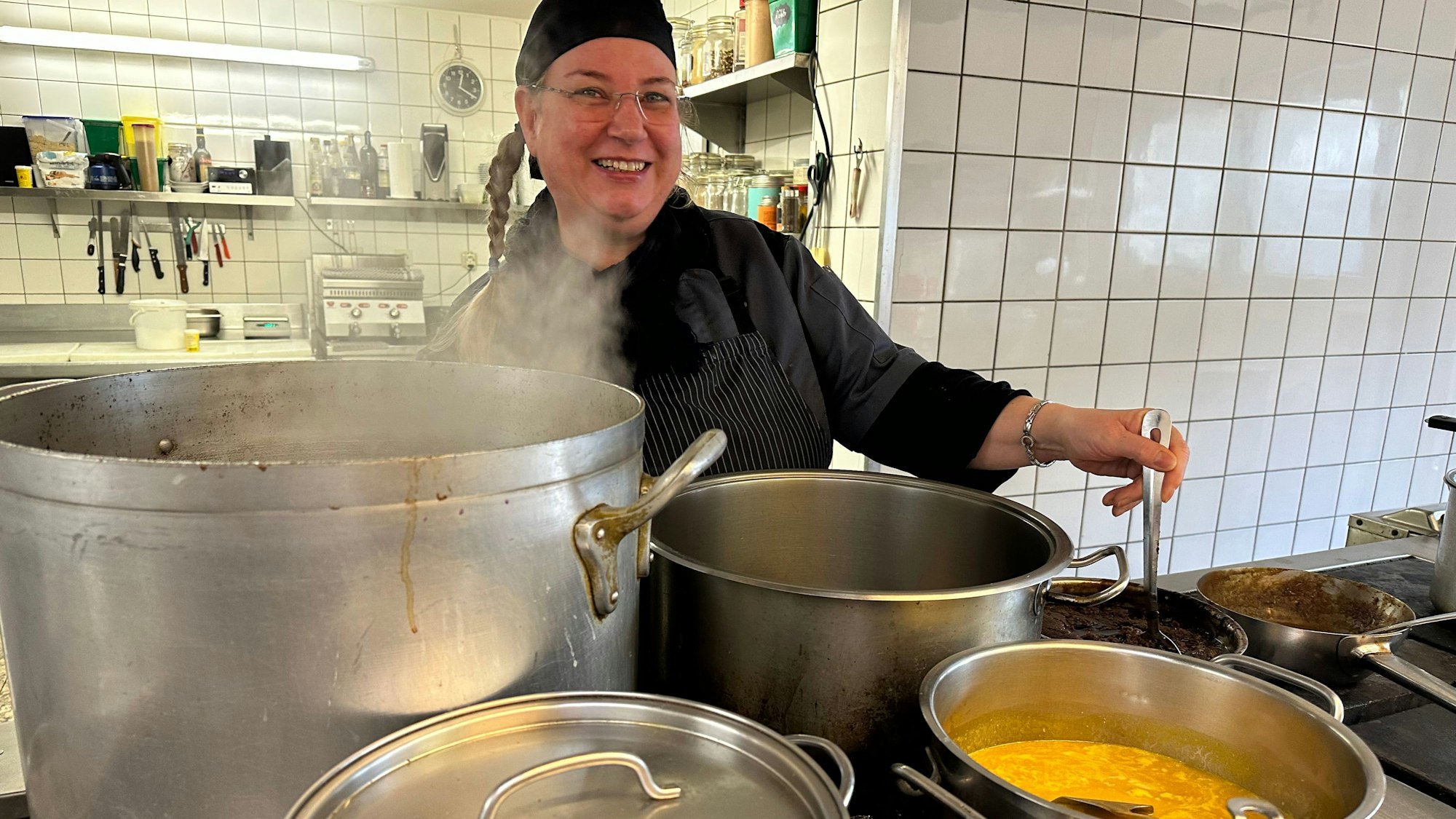 30 Stunden köchelt die Soße, damit sie die optimale Konsistenz und den Geschmack hat. Sabine Rogawski in der Küche vom Gasthof Röttgen.