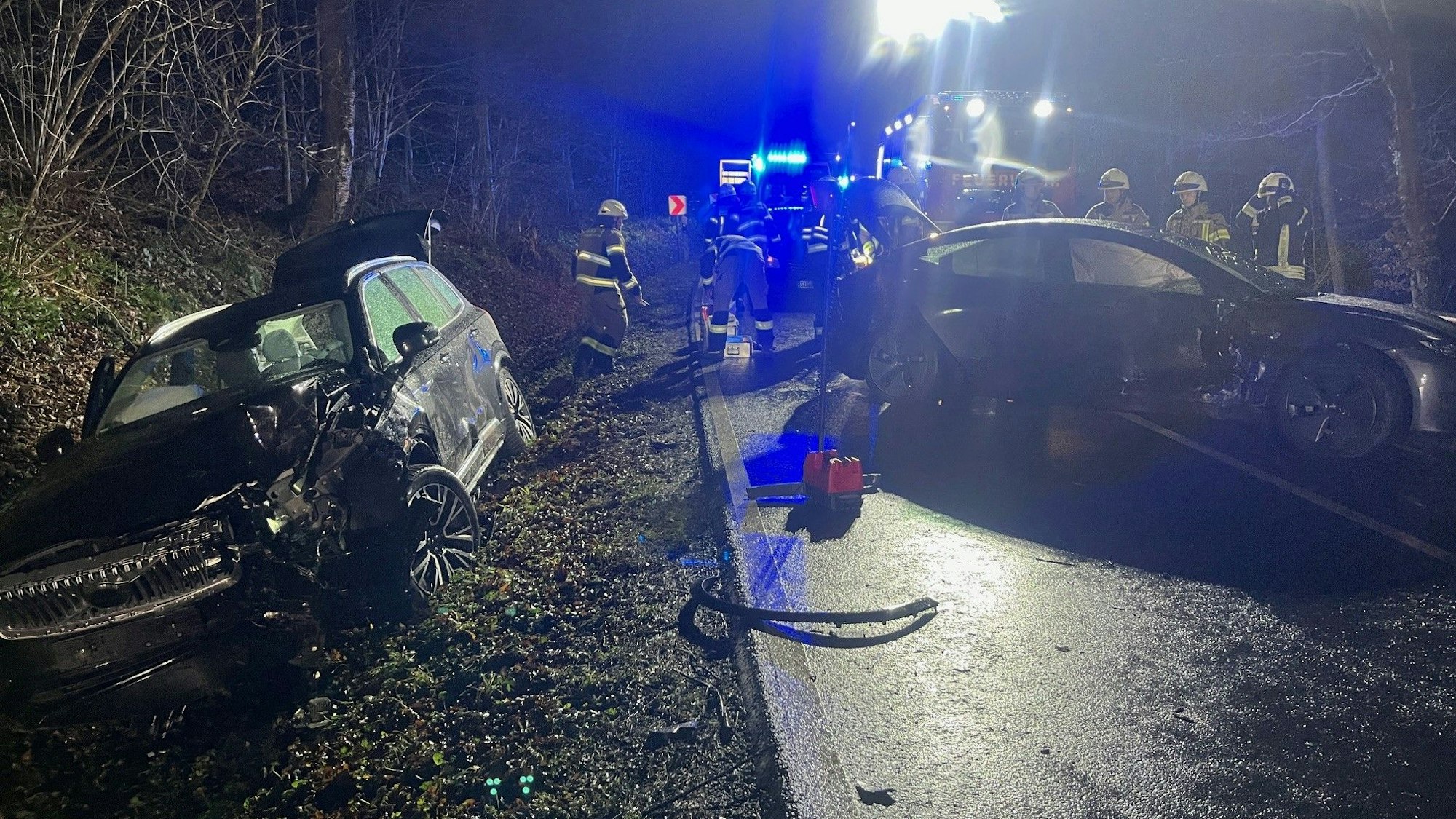 Schwerer Unfall zwischen mehreren Fahrzeugen auf der B507 in Neunkirchen-Seelscheid-Pohlhausen. Sieben Menschen wurden verletzt, die B507 zwischen B56 und L198 voll gesperrt.