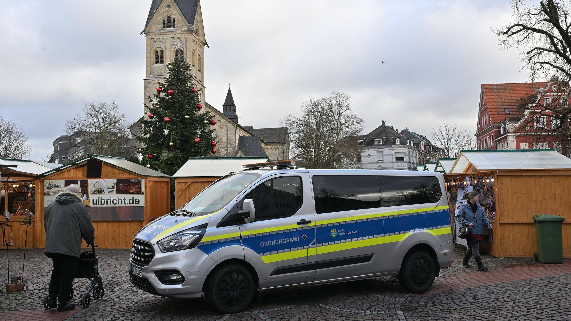 Ein Wagen des Ordnungsamtes versperrt die Zufahrt zum Gladbacher Weihnachtsmarkt - das ist Teil des neuen Sicherheitskonzeptes nach Magdeburg.