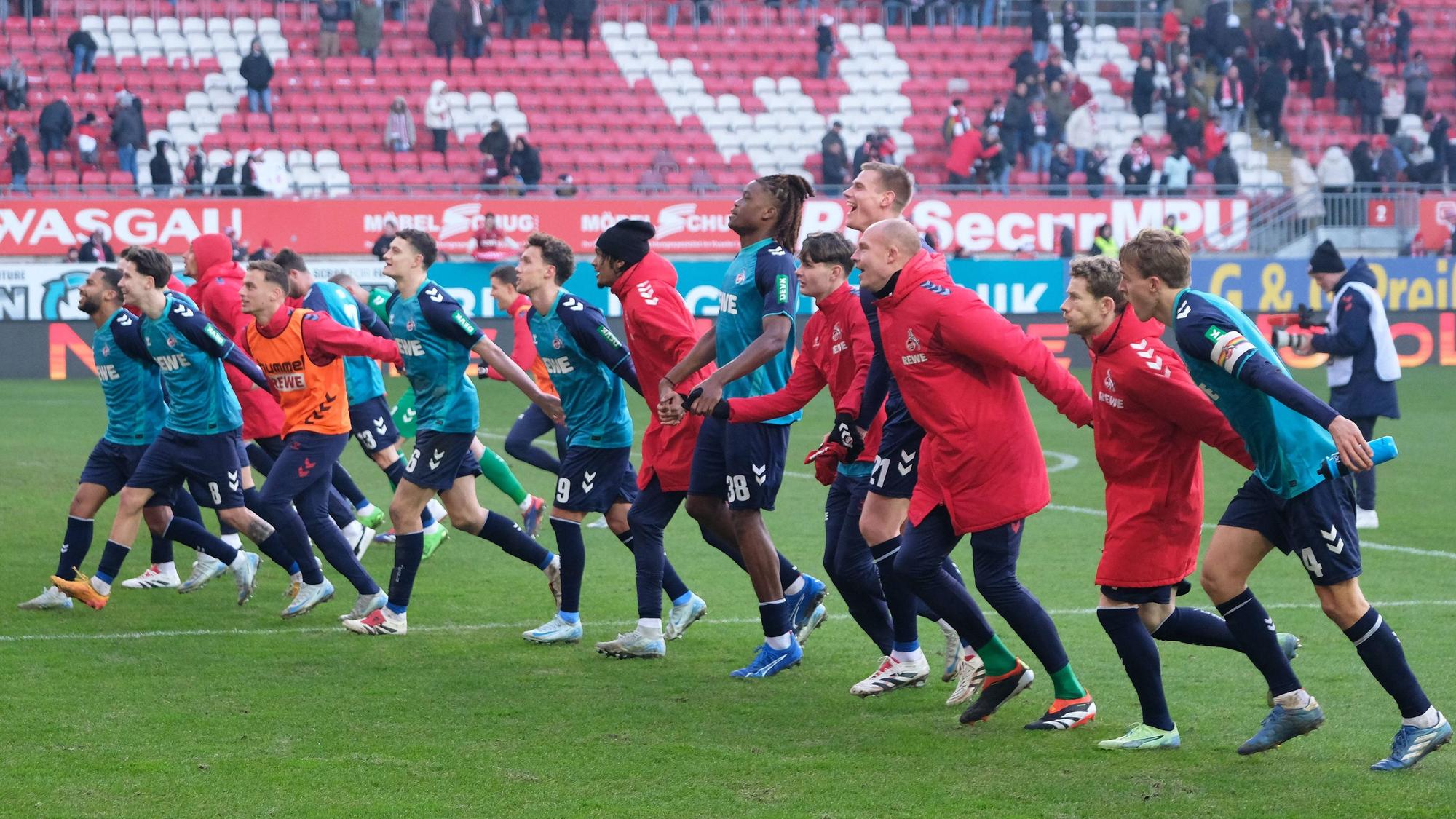 Die FC-Spieler feierten am Sonntag in Kaiserslautern ausgelassen mit ihren mitgereisten Fans.