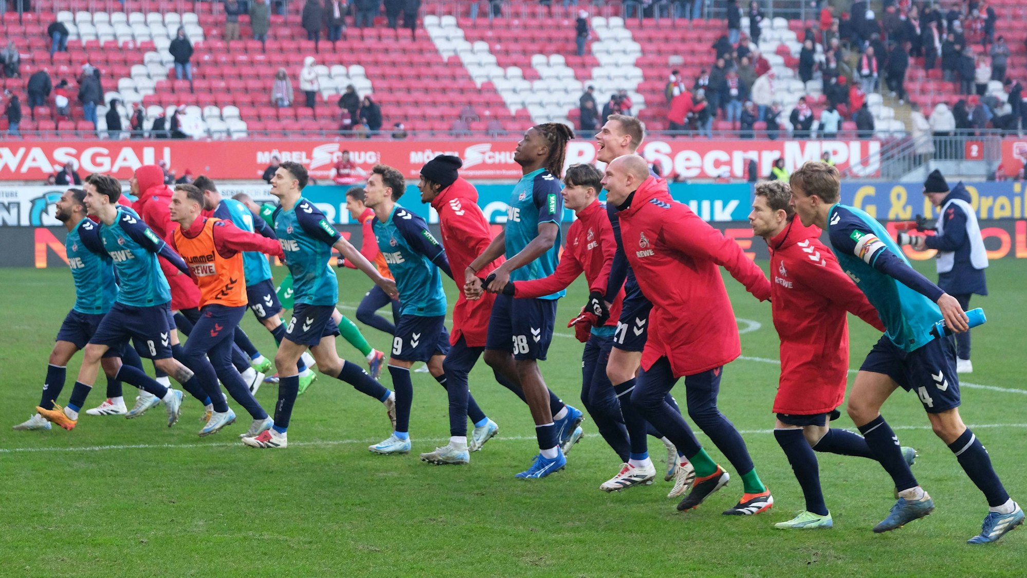 Die FC-Spieler feierten am Sonntag in Kaiserslautern ausgelassen mit ihren mitgereisten Fans.