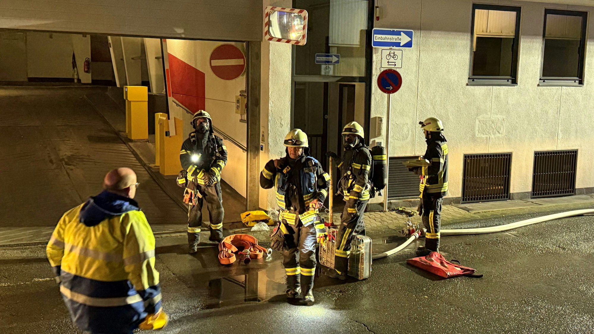 Einsatzkräfte am Hintereingang der Sparkasse.