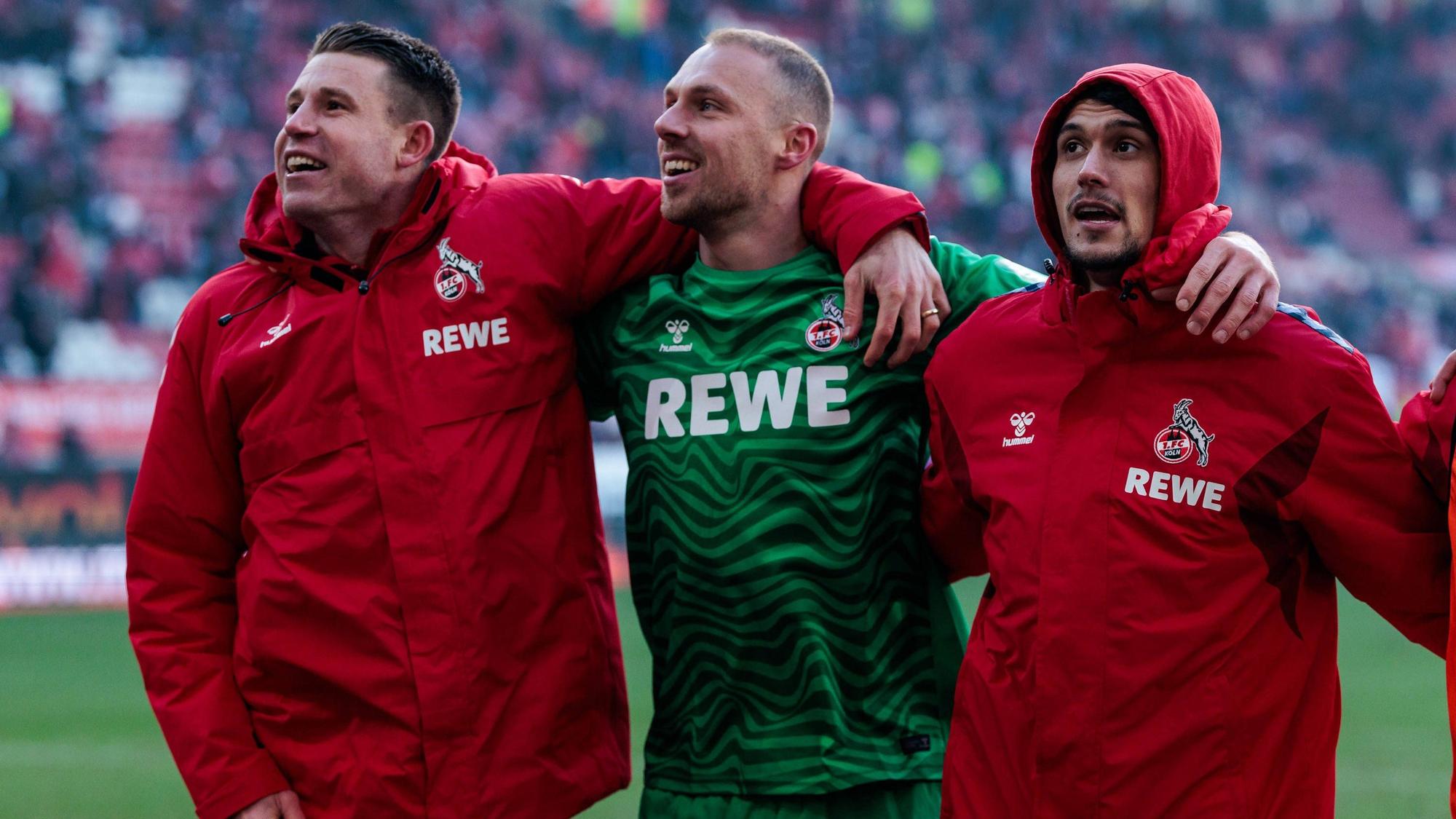 Dominique Heintz, Marvin Schwäbe und Dejan Ljubicic feiern die Herbstmeisterschaft im Fritz-Walter-Stadion.