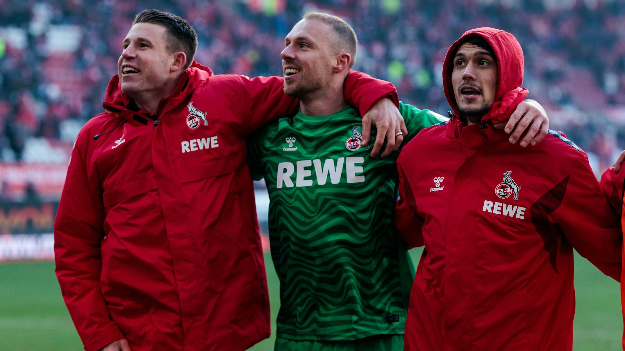Dominique Heintz, Marvin Schwäbe und Dejan Ljubicic feiern die Herbstmeisterschaft im Fritz-Walter-Stadion.
