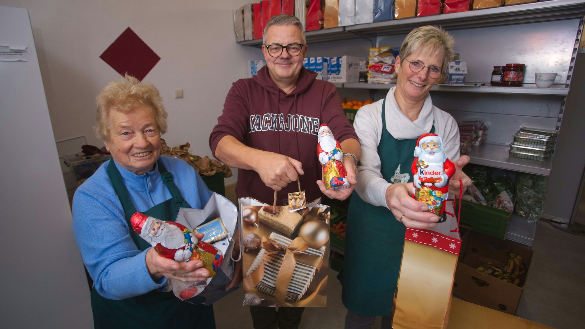 Die Geschenke überreichten (v.l.) Katharina Hagen, Hans Joachim Schwarz und Erika Holstein an die Kunden der Speisekammer.
