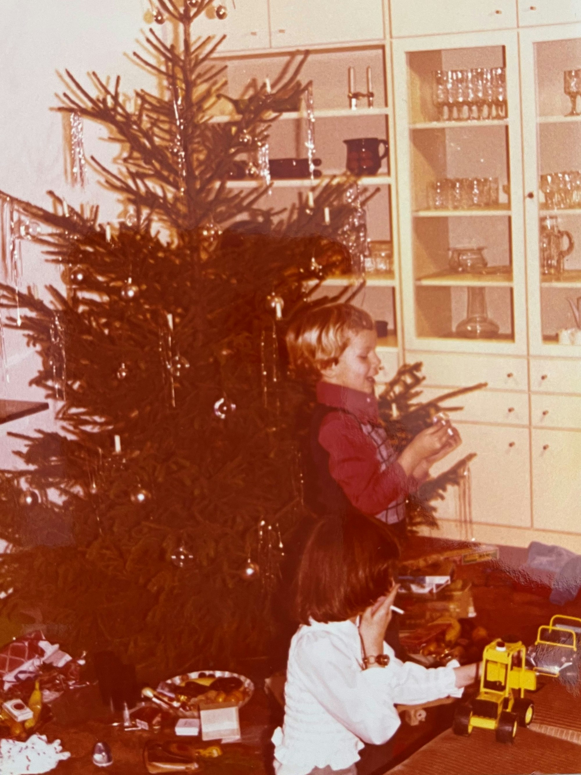 Zwei Kinder unter dem Weihnachtsbaum