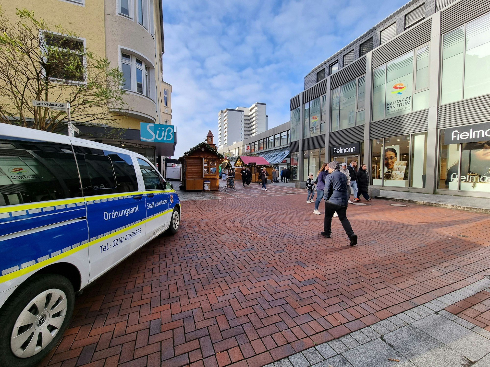 Auch an der Pfarrer-Schmitz-Straße steht seit dem Anschlag ein Transporter des Ordnungsdienstes und kontrolliert den Zugang. Hier können Anwohner nach einer Kontrolle rein.
