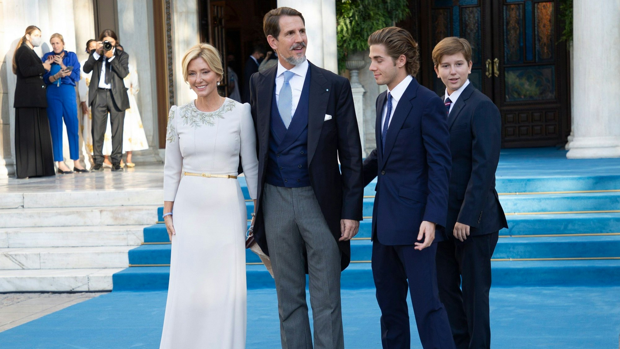 Kronprinz Pavlos (2.v.l), Bruder des Bräutigams, und seine Frau Marie-Chantal Miller (l), kommen zur Hochzeit von Prinz Philippos von Griechenland und Nina Flohr.