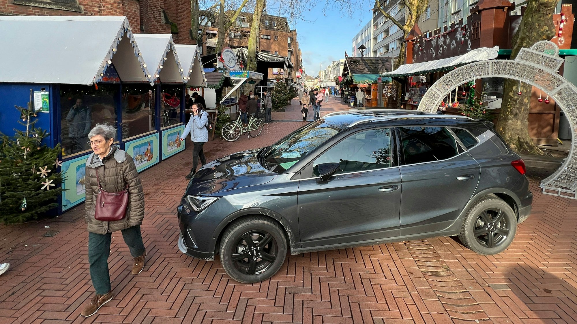 Ein Auto steht quer am Eingang zum Weihnachtsmarkt in Opladen.