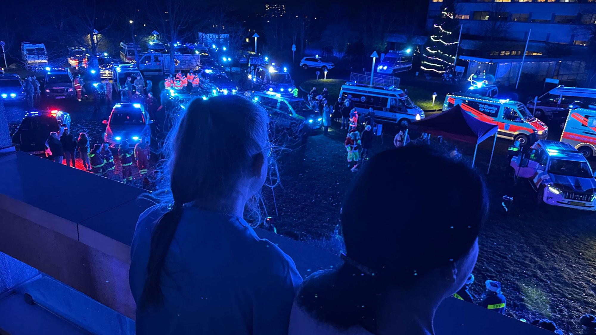 Vom Balkon aus schauten Kinderkrankenschwestern auf die Blaulichtfahrzeuge.