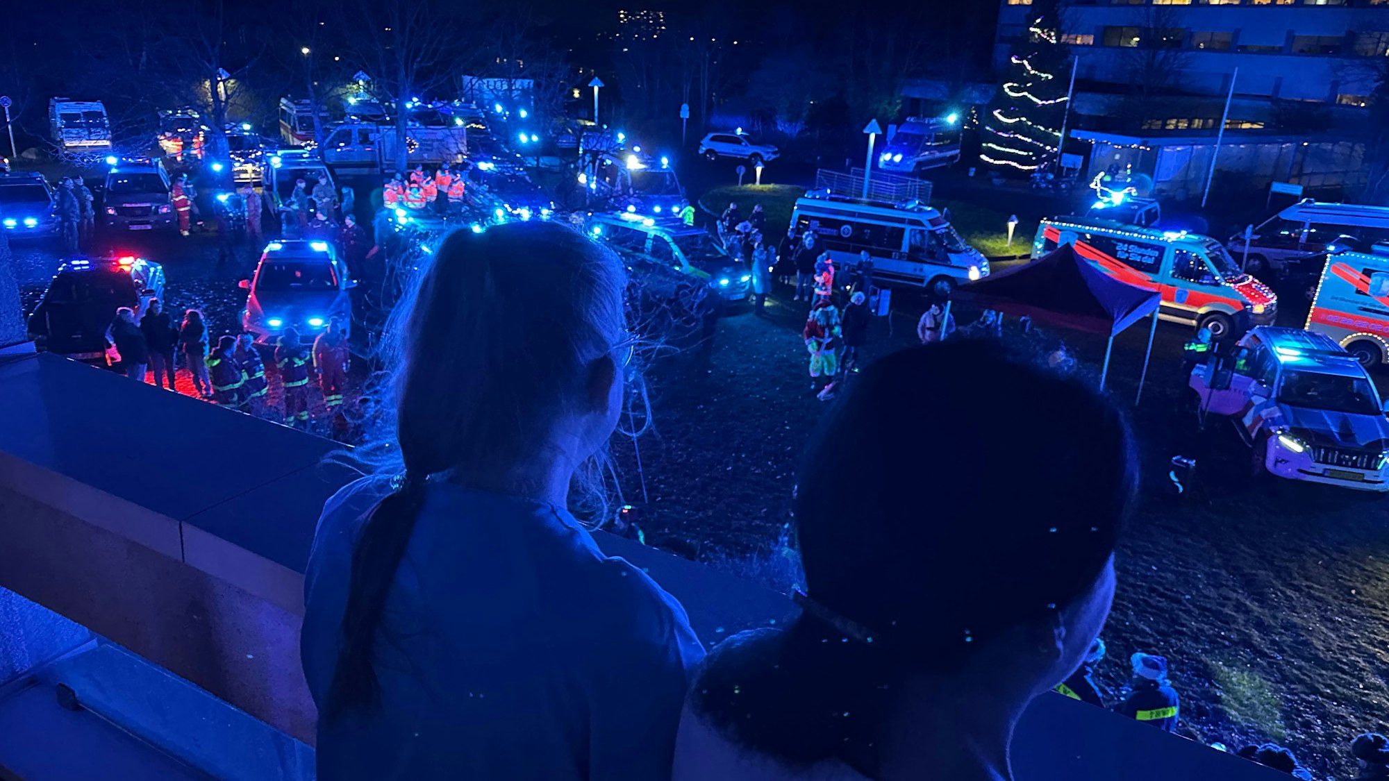 Vom Balkon aus schauten Kinderkrankenschwestern auf die Blaulichtfahrzeuge.